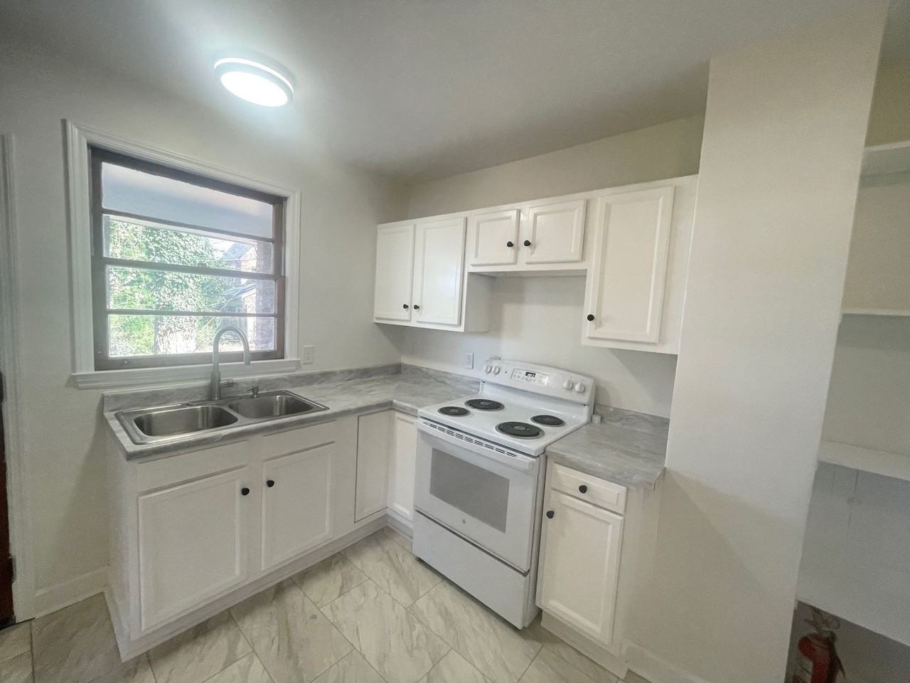 426 Saluda Ave - Photo 3 of 8