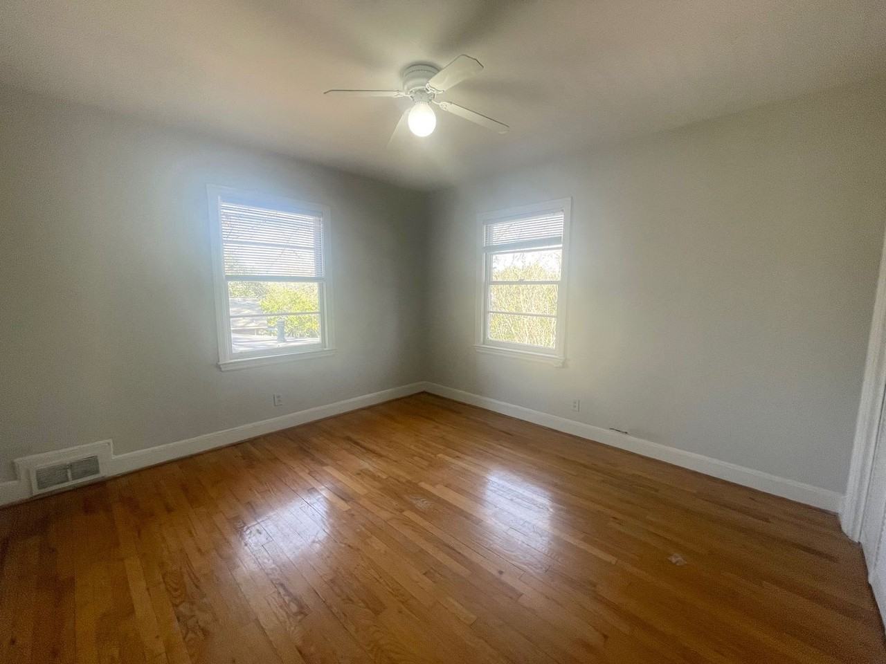 426 Saluda Ave - Photo 5 of 8