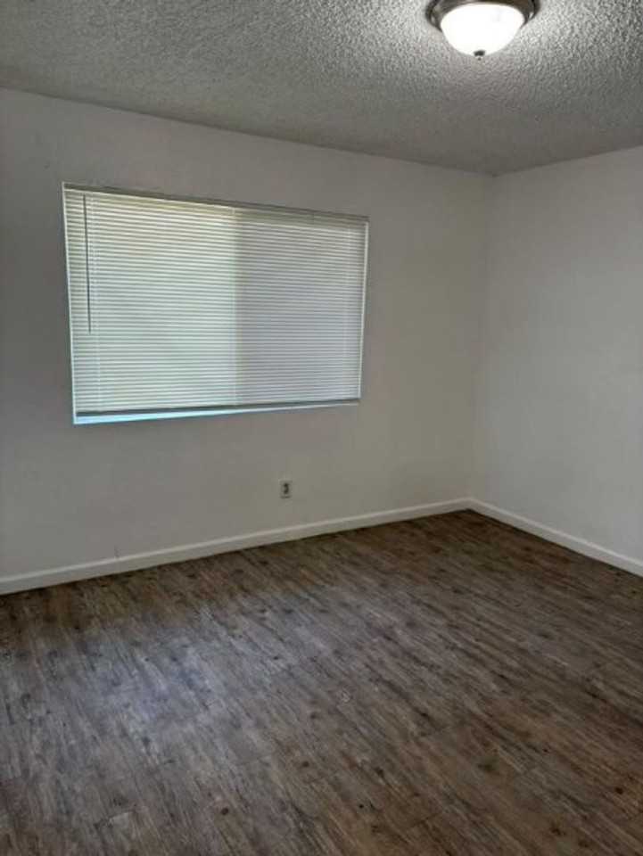 828 Astor St - Photo 2 of 16