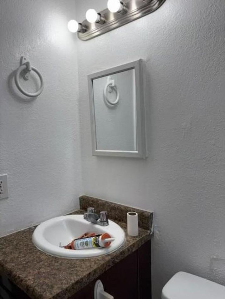 828 Astor St - Photo 4 of 16
