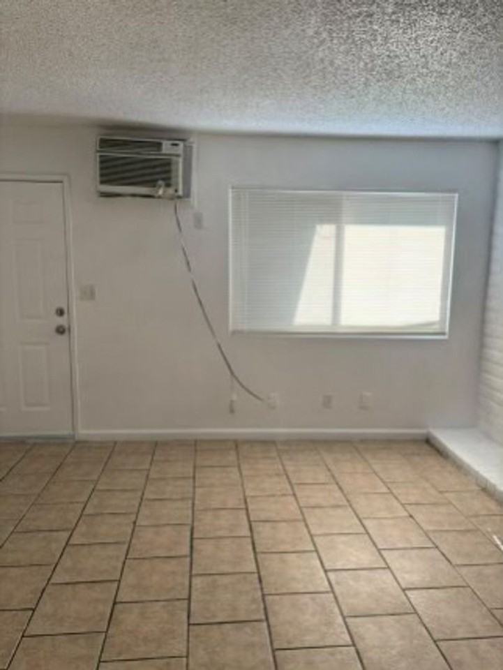 828 Astor St - Photo 5 of 16