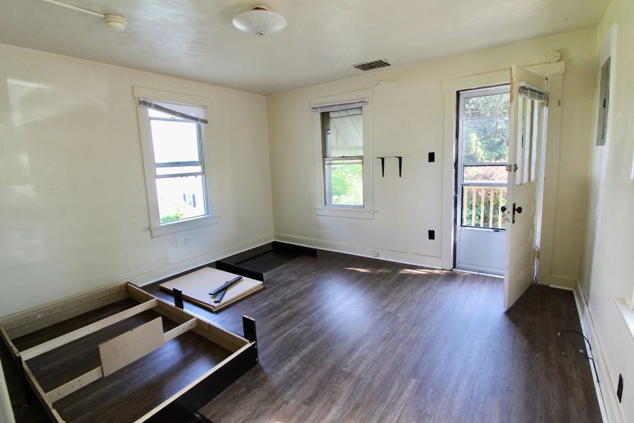 442 Center St - Photo 4 of 12