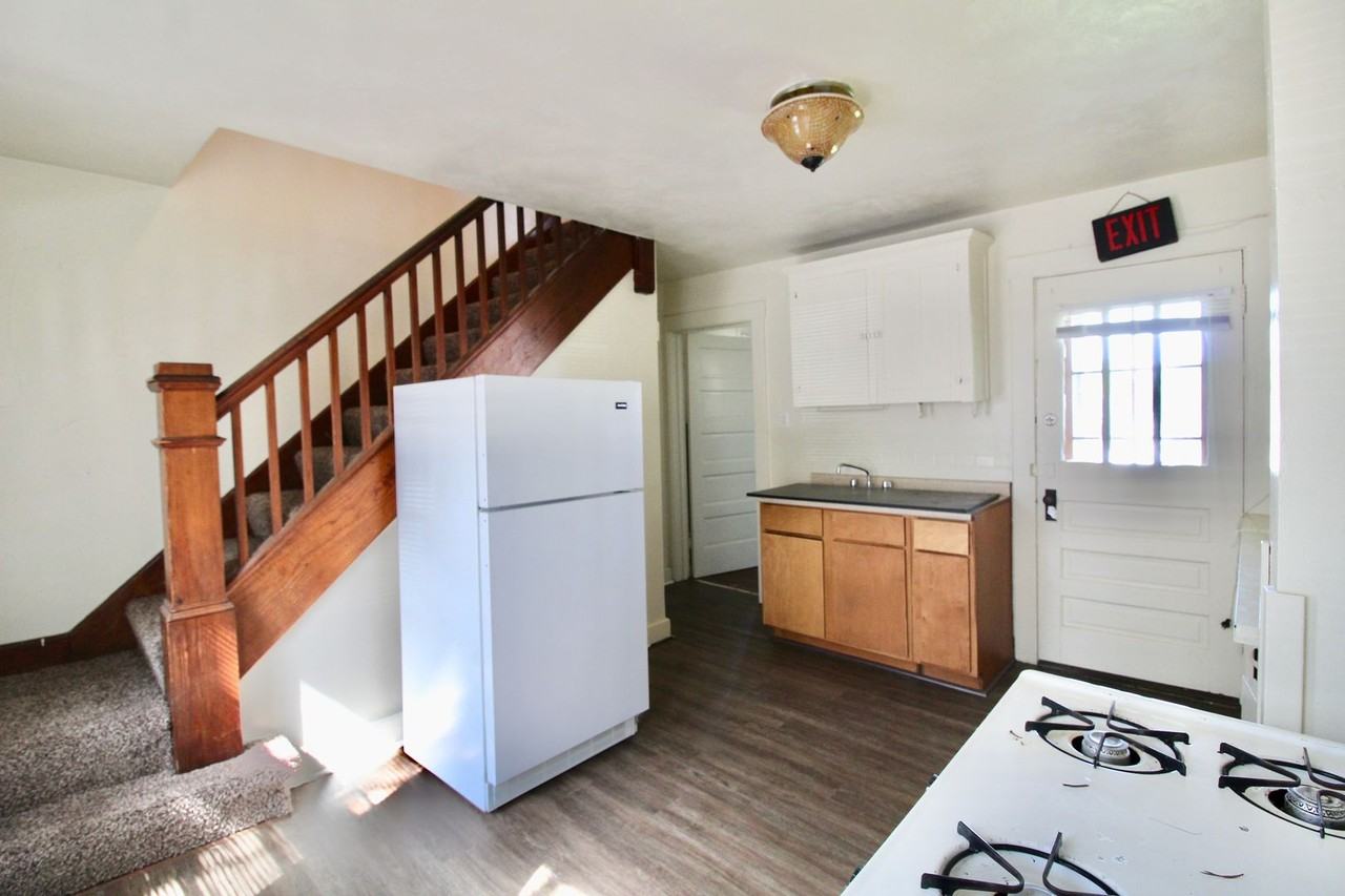 442 Center St - Photo 5 of 12