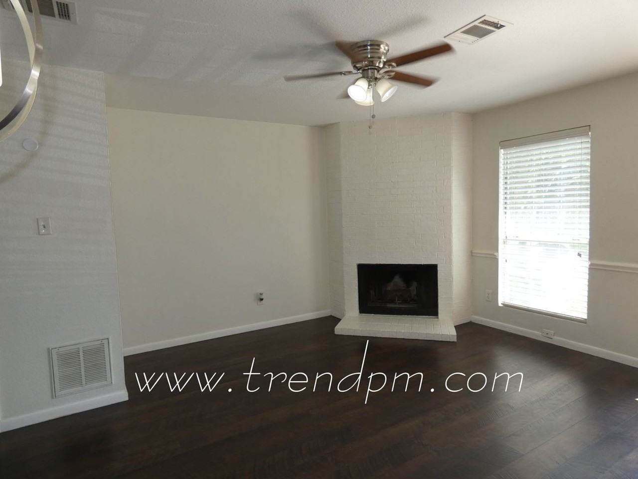 121 Surrey Ln - Photo 3 of 11