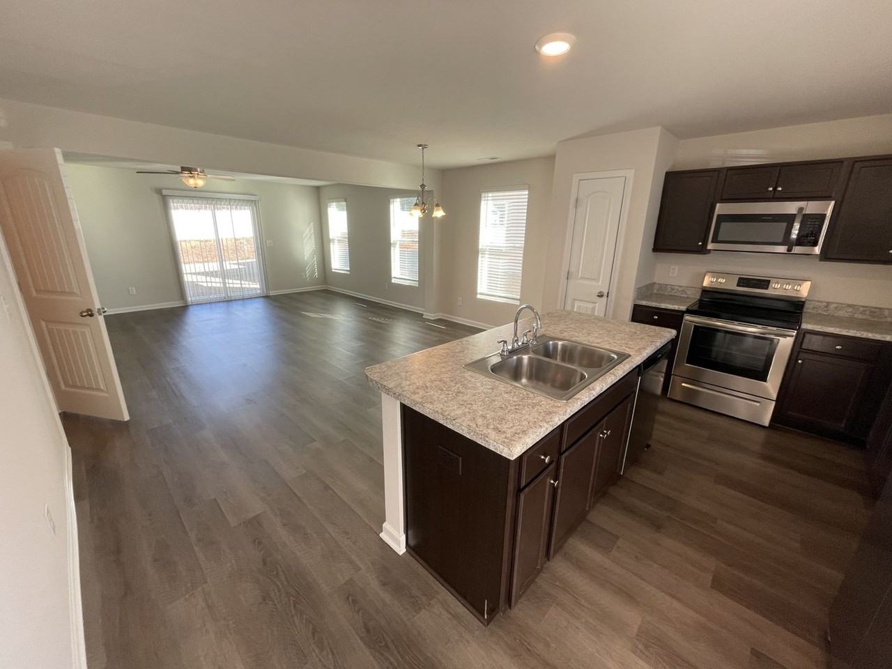 1056 Peony Ln - Photo 4 of 19