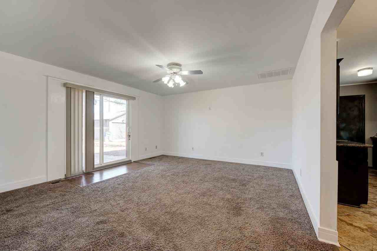 14333 Forest Ln - Photo 7 of 33