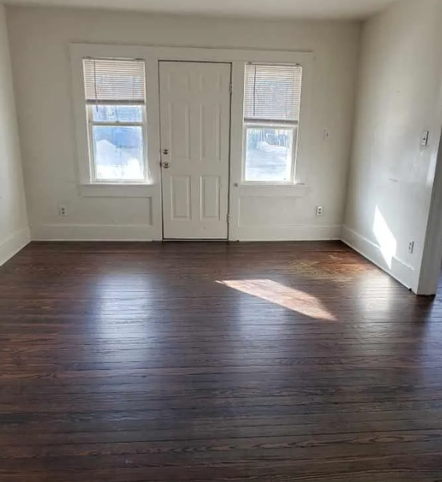 113 E Duffy St - Photo 2 of 3