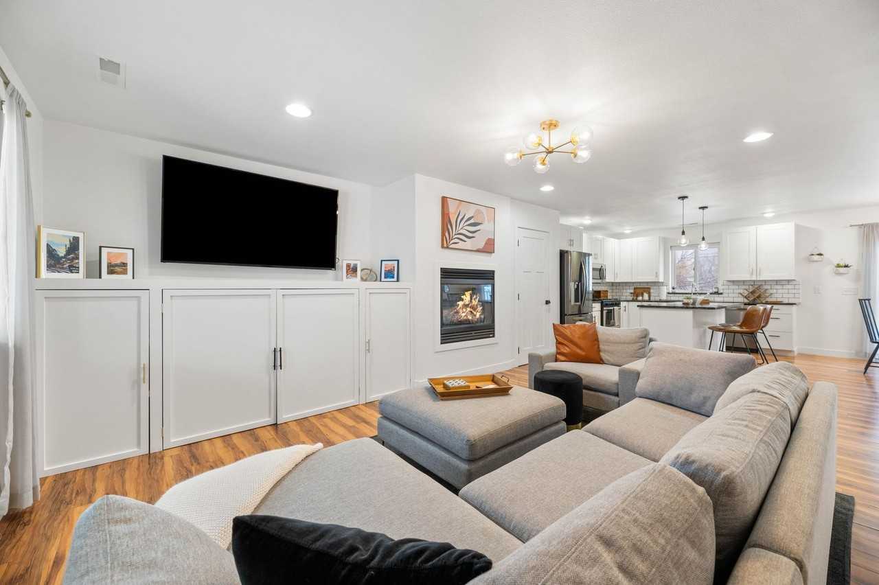 327 State St - Photo 2 of 11