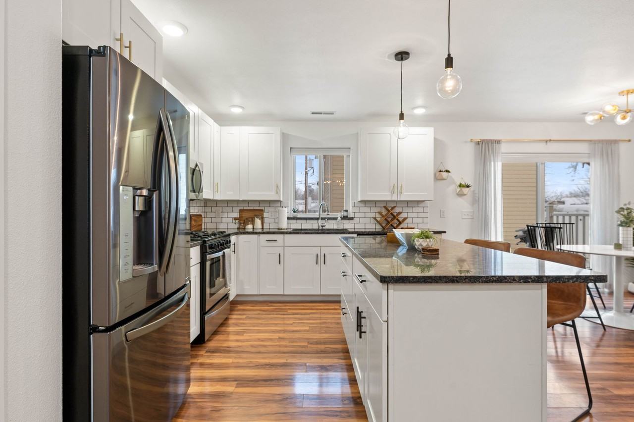 327 State St - Photo 4 of 11