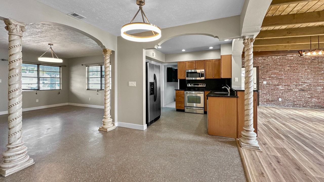 1516 W River Ln - Photo 2 of 13