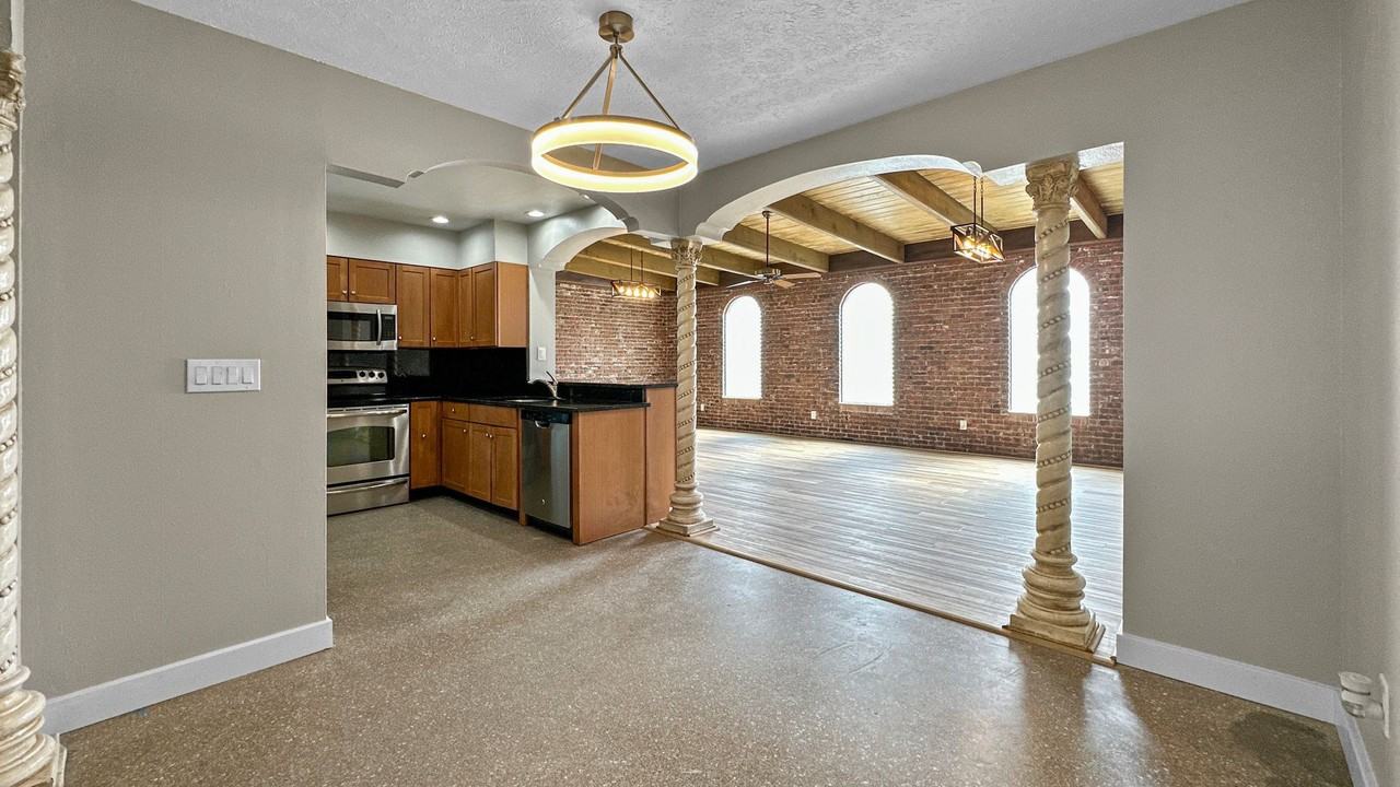 1516 W River Ln - Photo 3 of 13