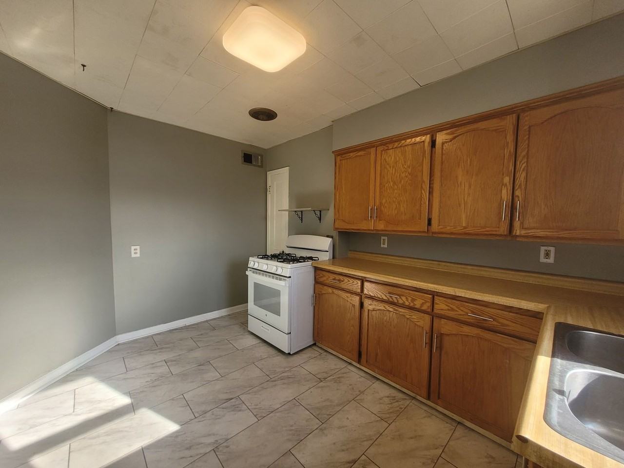 2405 Maple St - Photo 3 of 25