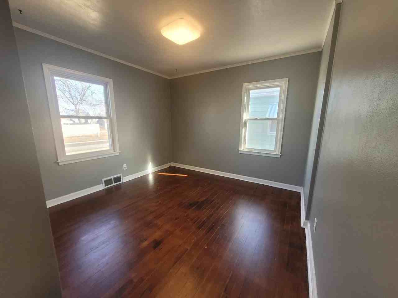 2405 Maple St - Photo 6 of 25