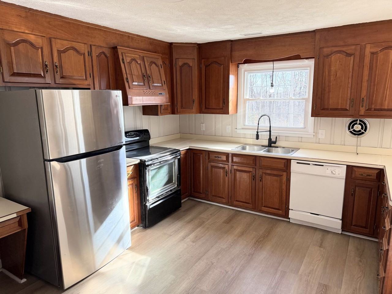 189 Lyttleton Ln - Photo 2 of 10