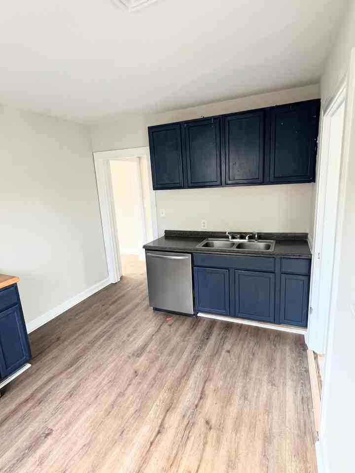 112 Morgan St - Photo 3 of 12