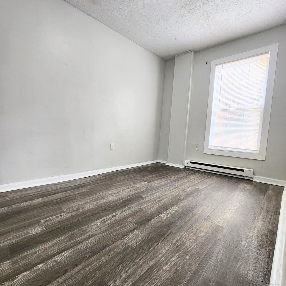 85 Vernon Ave #1 - Photo 2 of 9