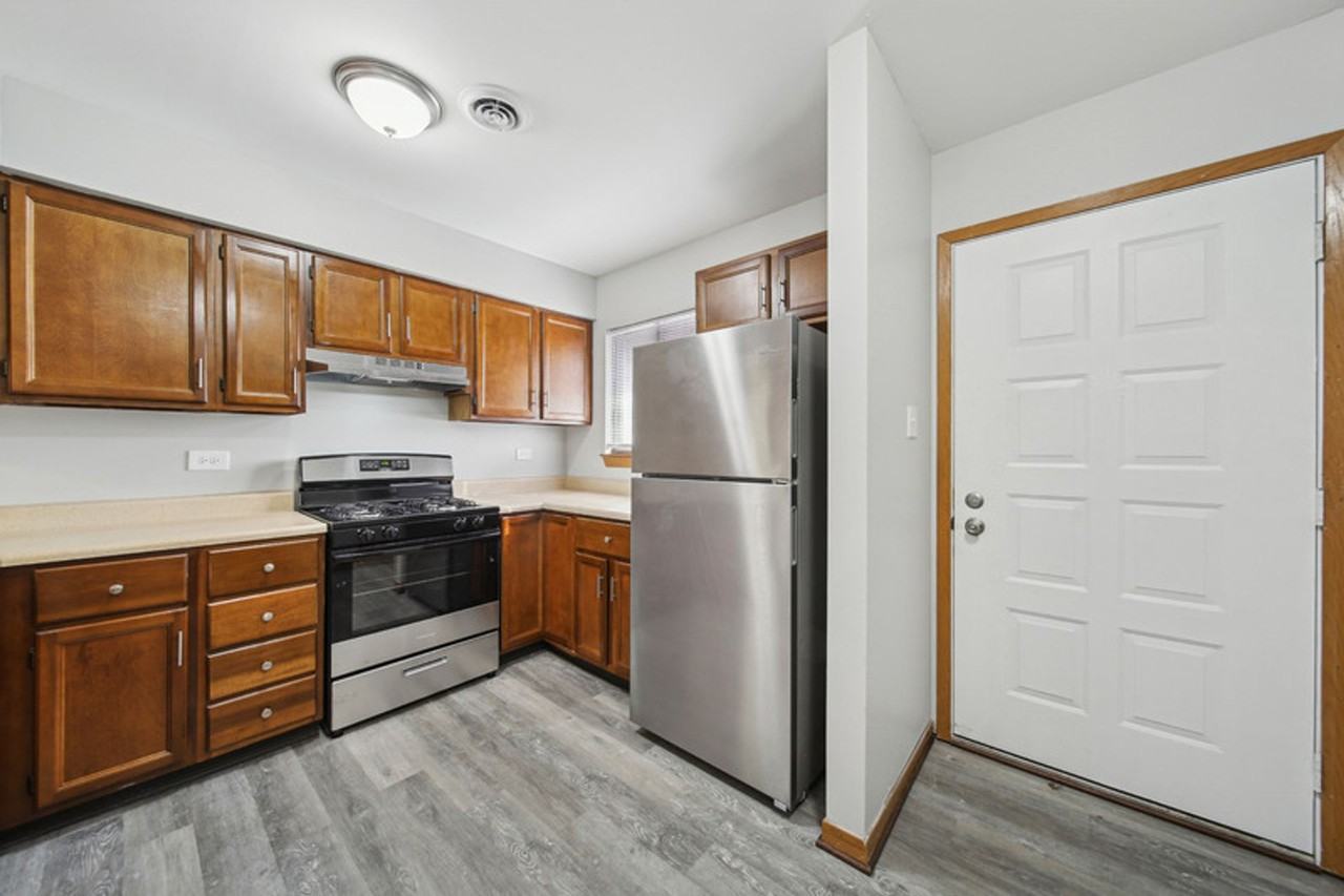 Burbank Manor Apartments - Photo 2 of 13