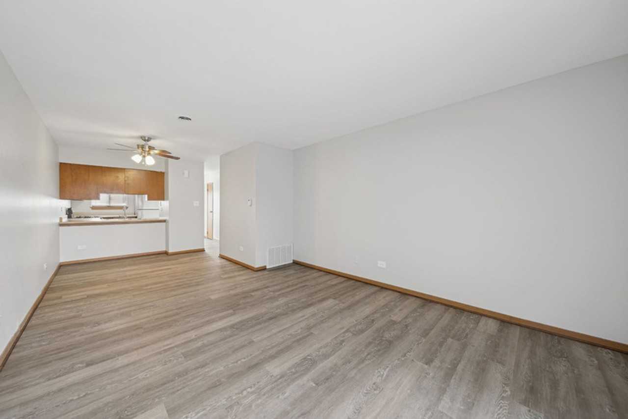 Burbank Manor Apartments - Photo 4 of 13