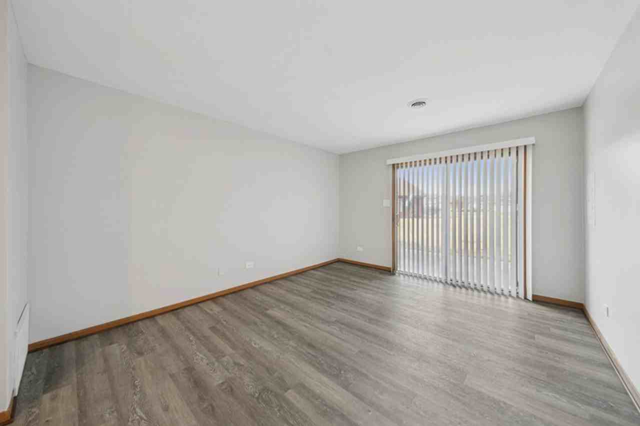 Burbank Manor Apartments - Photo 5 of 13