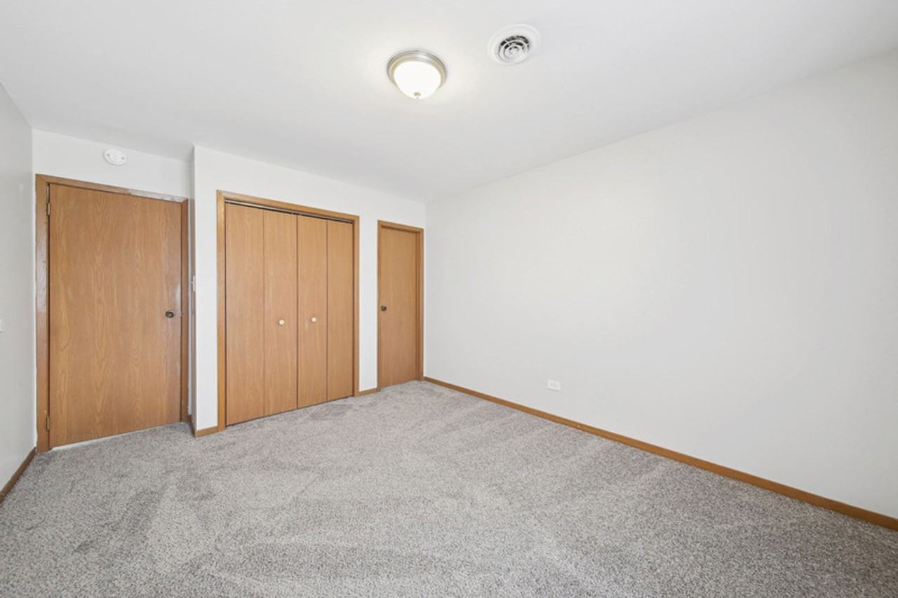 Burbank Manor Apartments - Photo 6 of 13