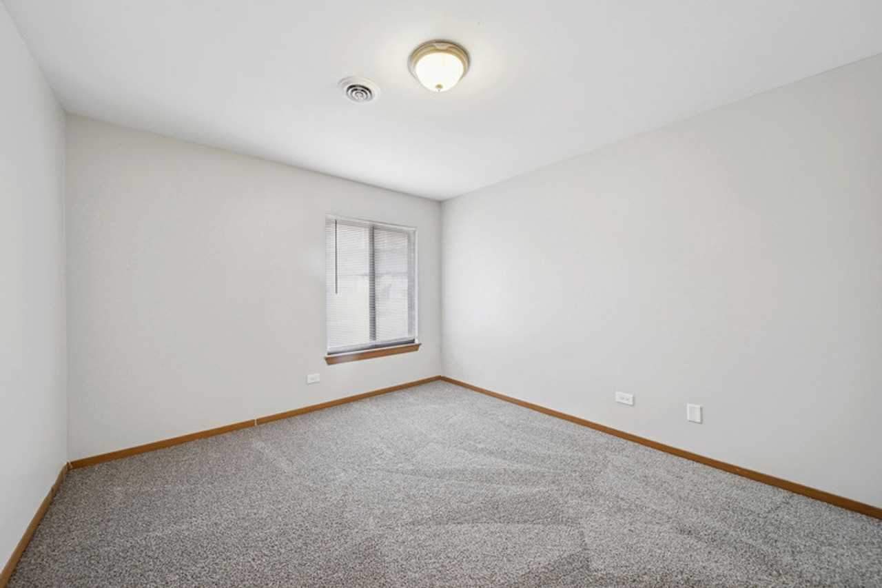 Burbank Manor Apartments - Photo 7 of 13