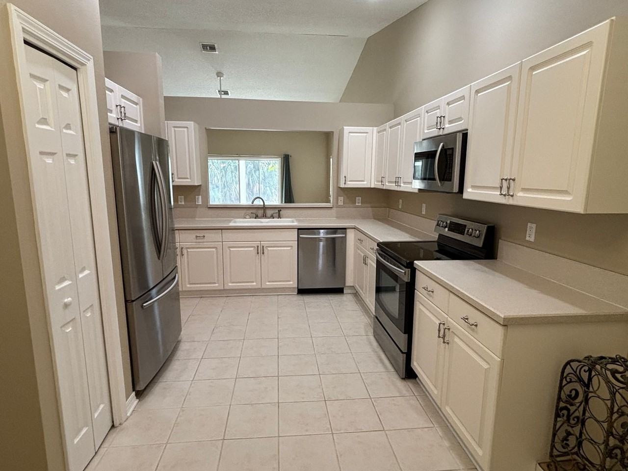 110 Covington St - Photo 3 of 31