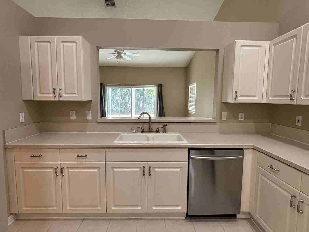 110 Covington St - Photo 4 of 31