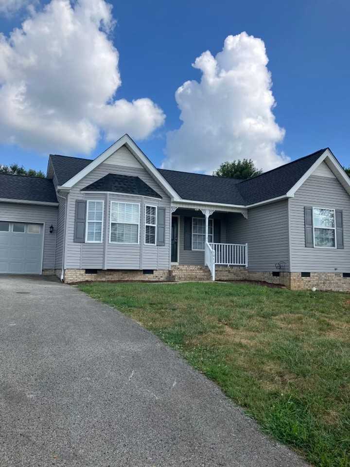 1013 Creekview Dr - Photo 2 of 12