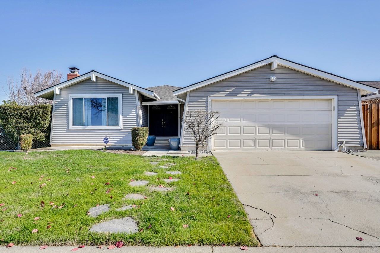 2879 Fairfax Ct - Photo 2 of 34