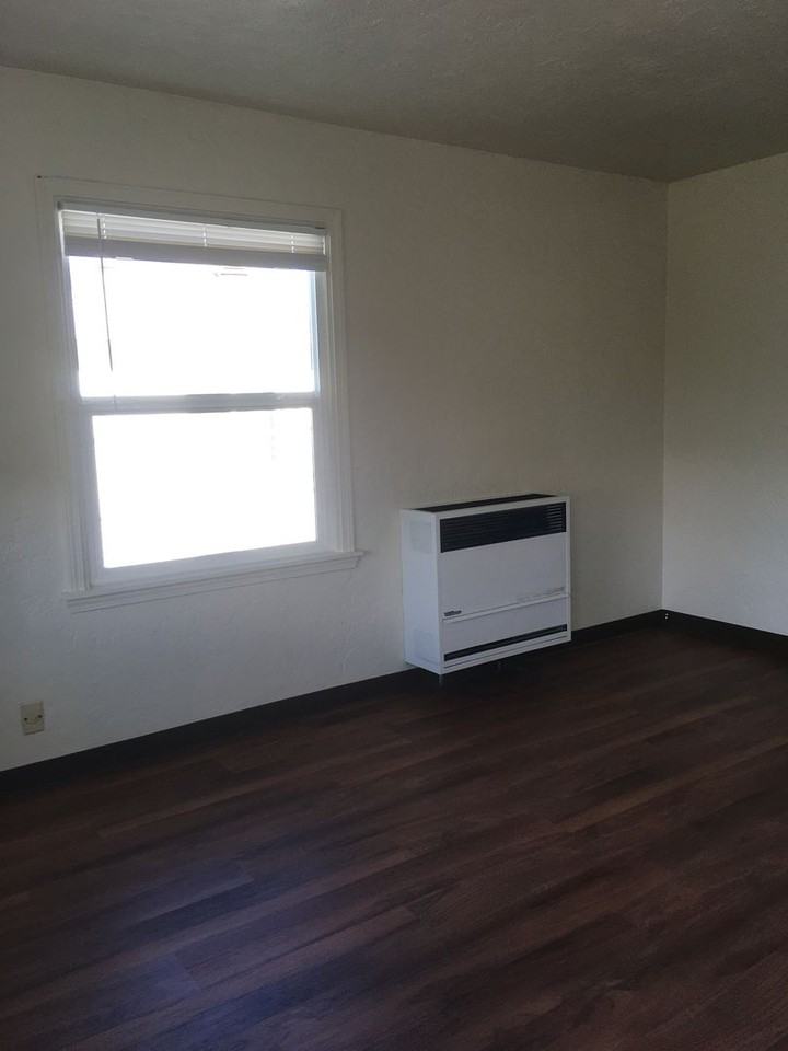 19453 Hill St - Photo 4 of 16