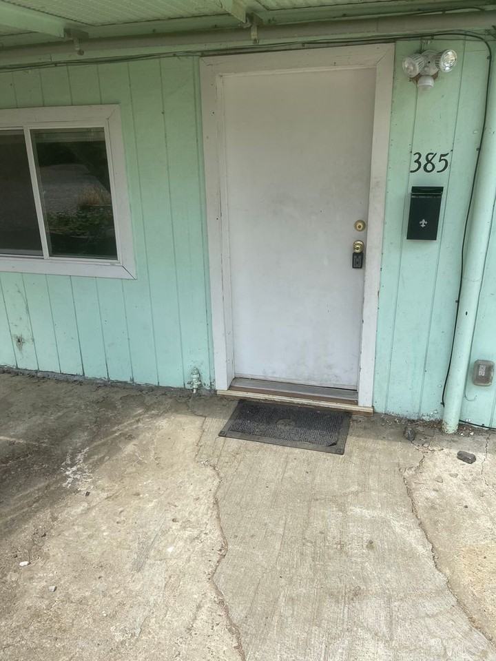 385 Se Darrell Ave - Photo 2 of 14