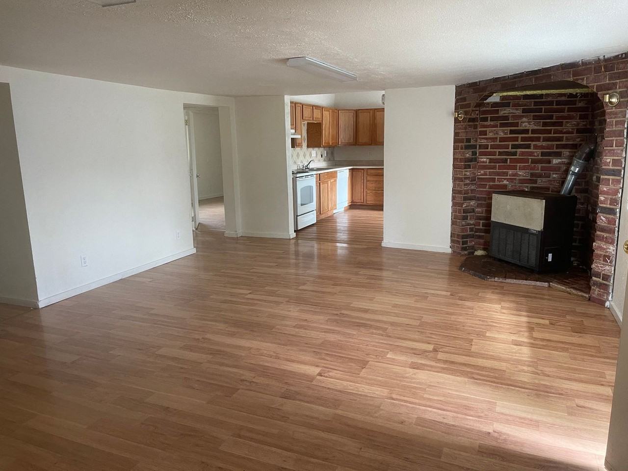 385 Se Darrell Ave - Photo 4 of 14
