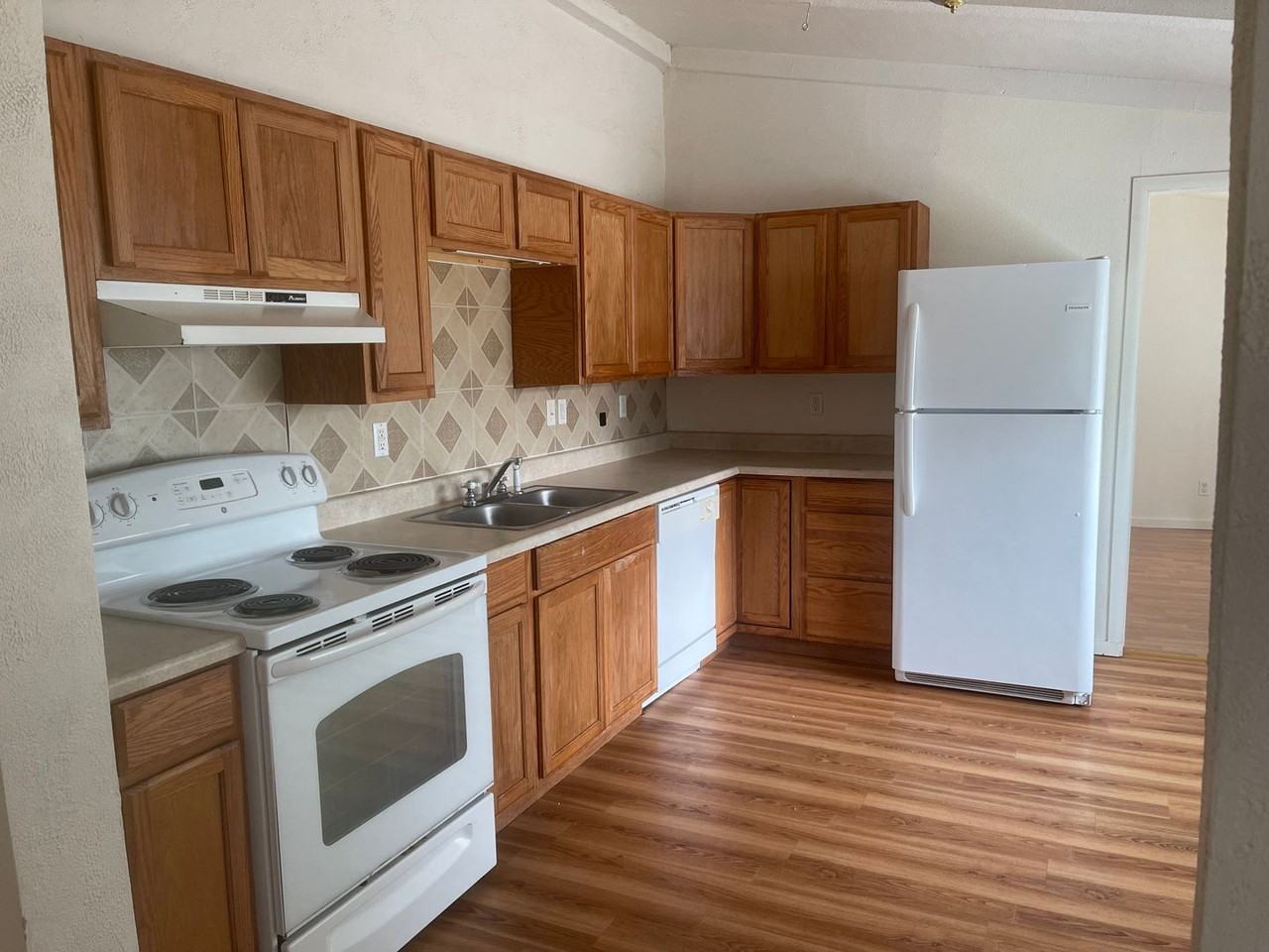 385 Se Darrell Ave - Photo 5 of 14