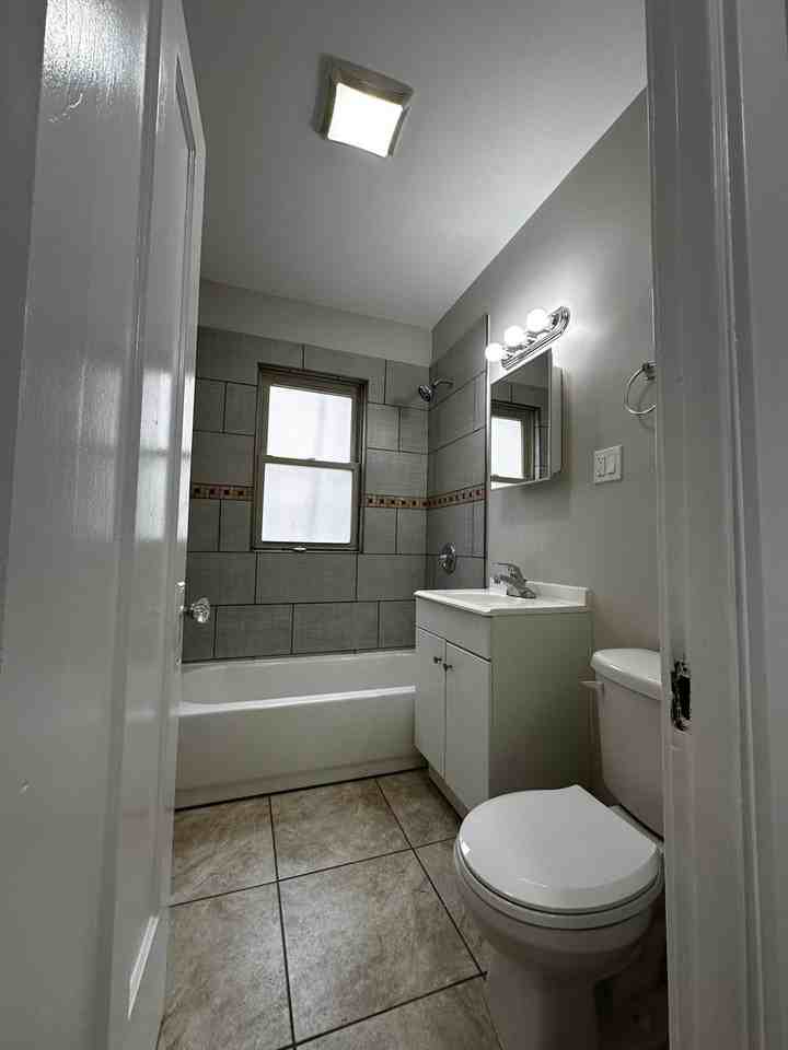 3937 W Altgeld St #B - Photo 4 of 9