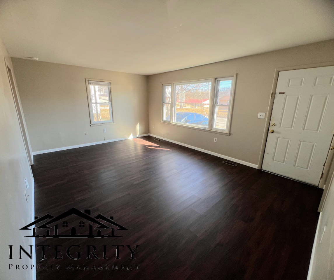 802 Broadway St - Photo 2 of 15
