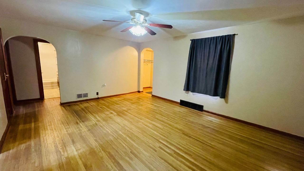 1615 S Main St - Photo 2 of 12