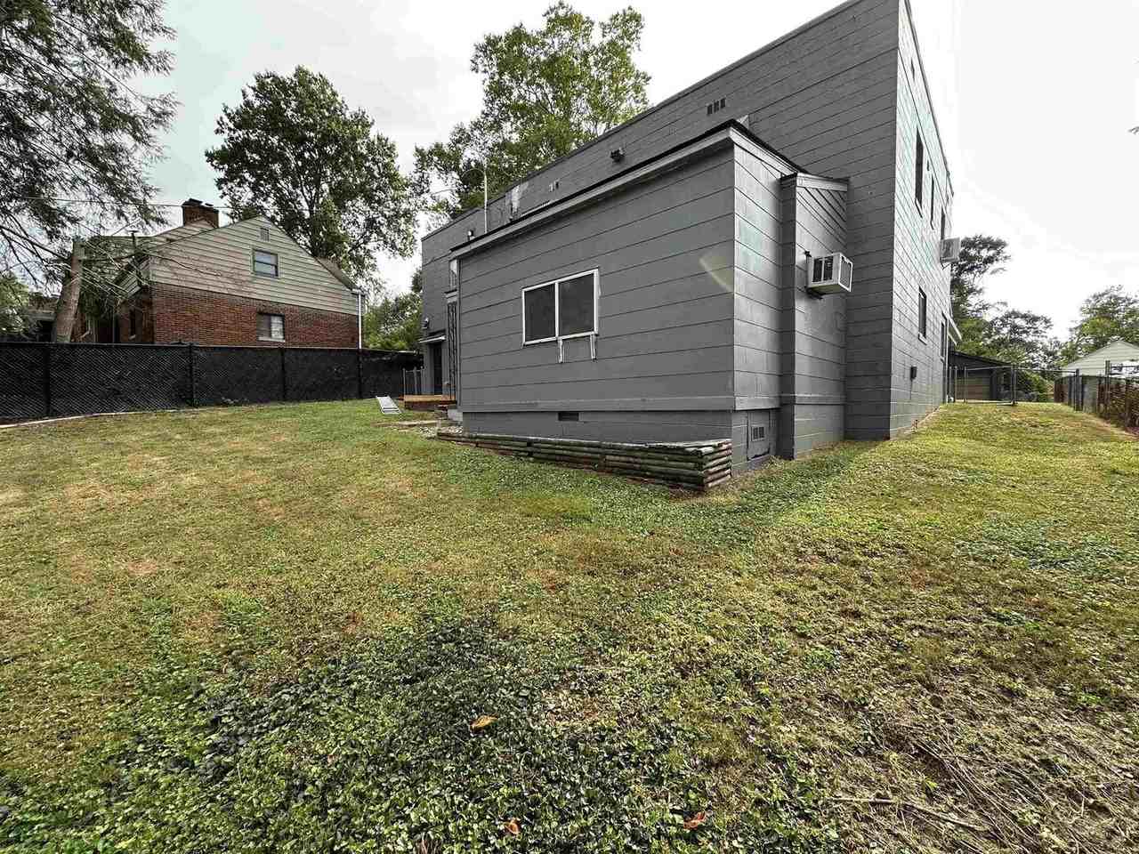 945 Lotus Rd - Photo 2 of 15