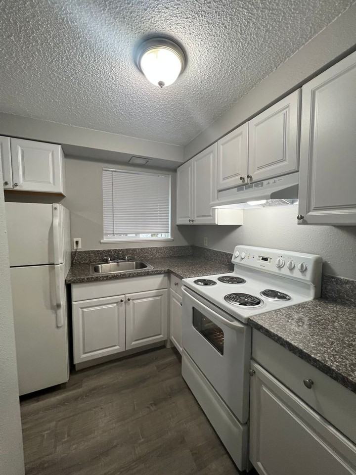 Glendoveer Heights - Photo 2 of 32