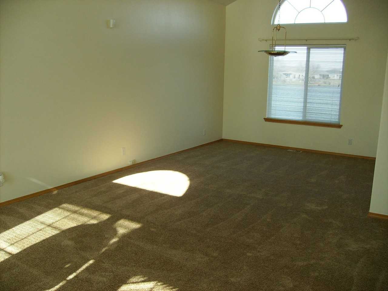 1025 Laguna Dr - Photo 2 of 11