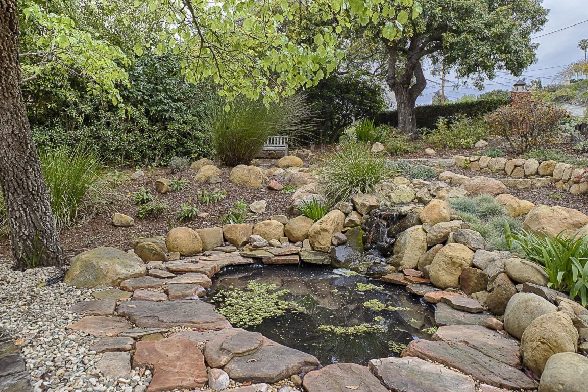 556 Scenic Dr - Photo 4 of 22