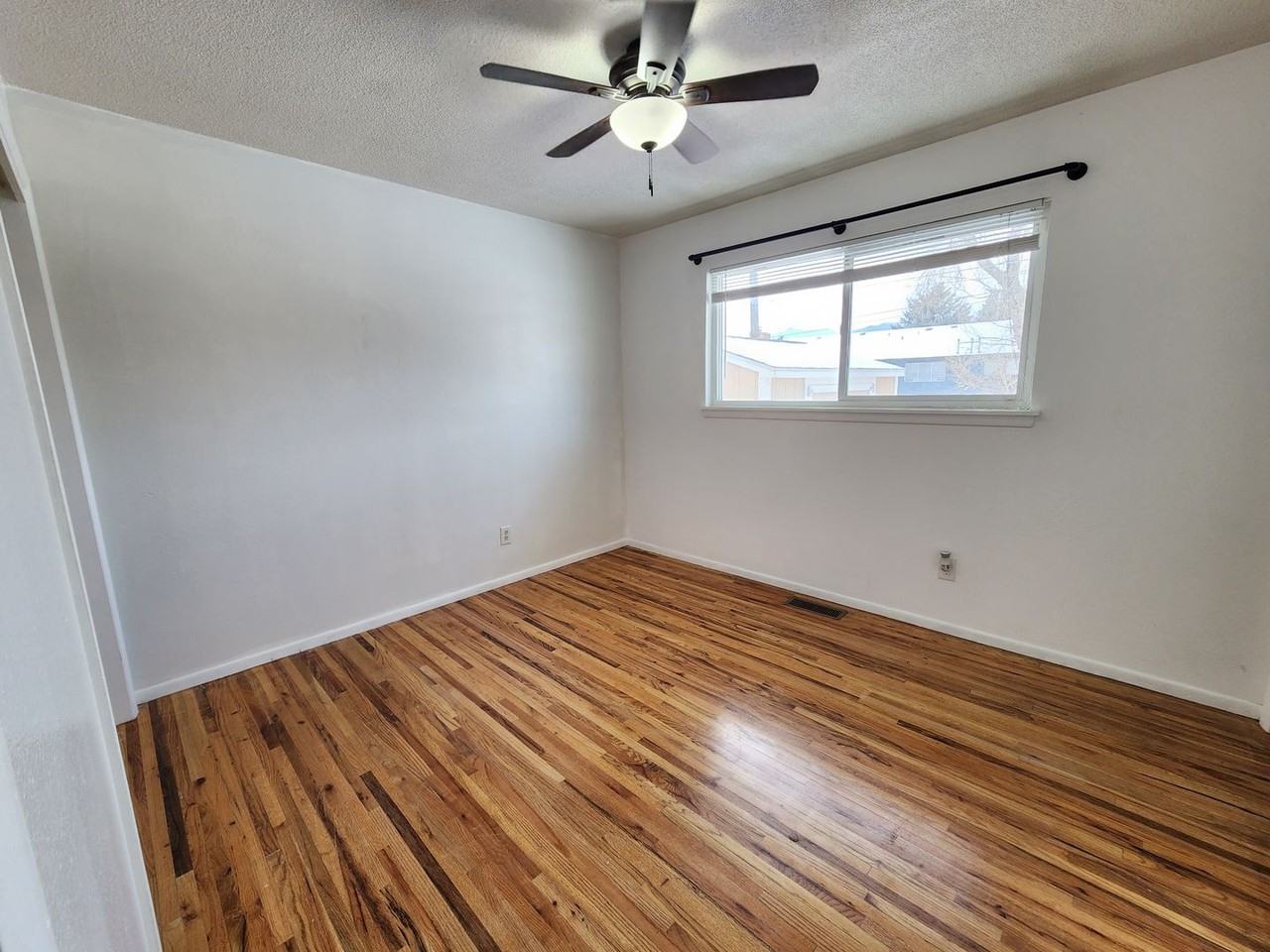 338 Jewel St - Photo 5 of 12