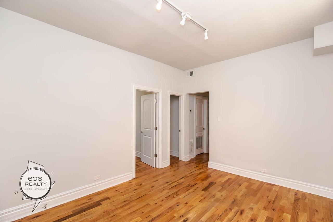Beautiful spacious apartment in Humboldt Park! - Photo 2 of 4