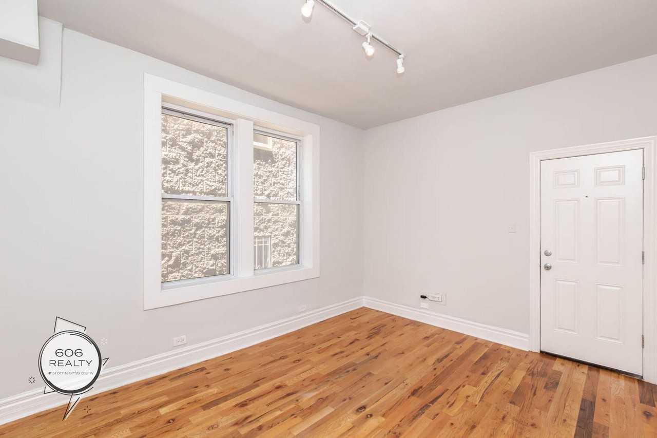 Beautiful spacious apartment in Humboldt Park! - Photo 3 of 4