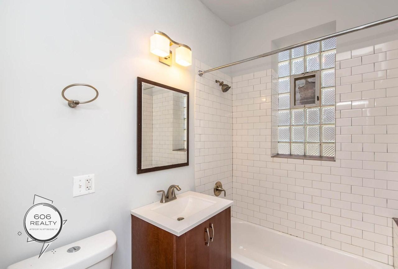 Beautiful spacious apartment in Humboldt Park! - Photo 4 of 4