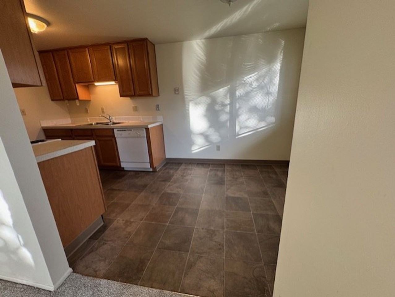 1498 Nw Ogden Ave - Photo 4 of 8