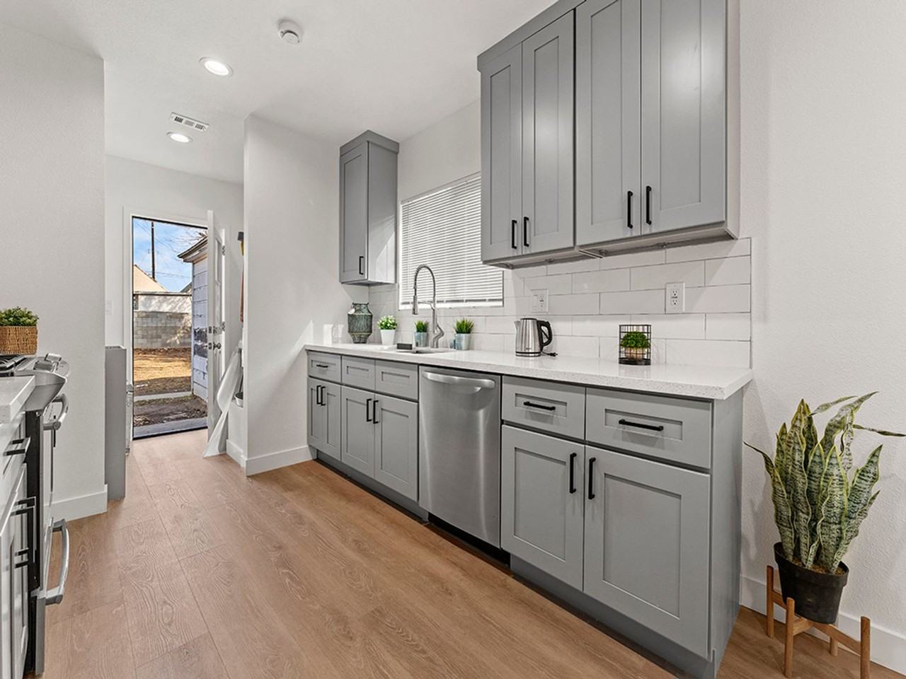 1411 West 7th Street - Photo 2 of 13