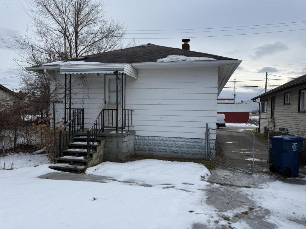 952 Markham St - Photo 2 of 12