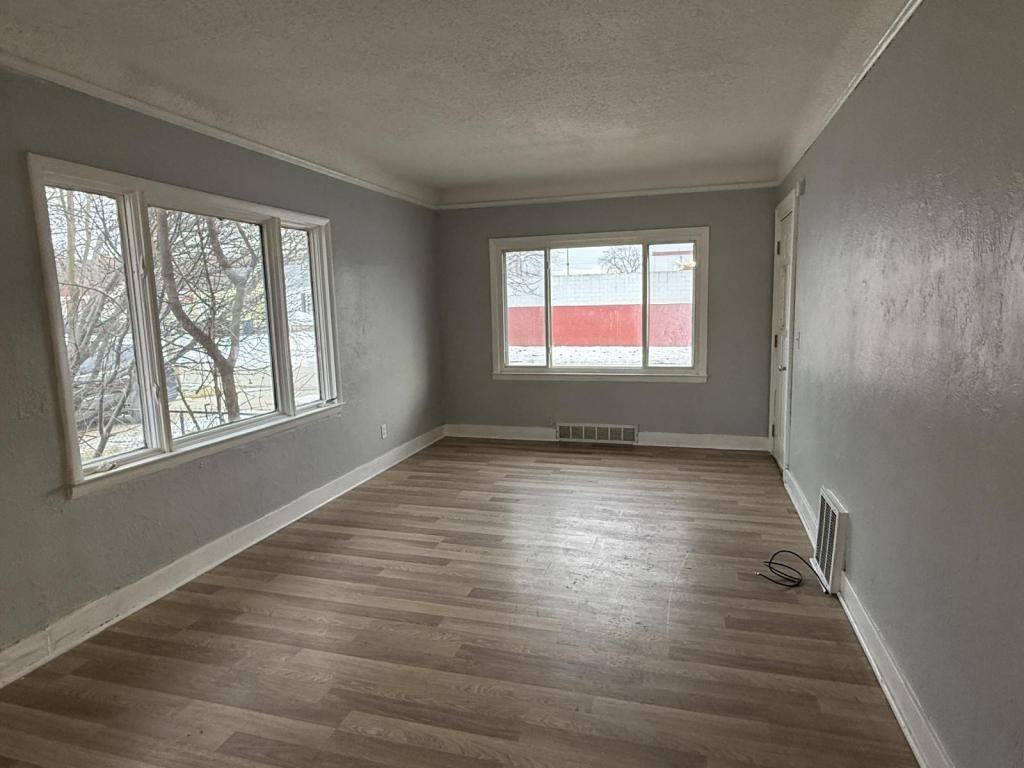 952 Markham St - Photo 3 of 12