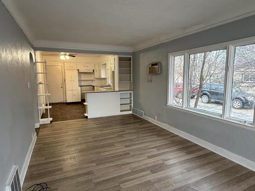 952 Markham St - Photo 4 of 12