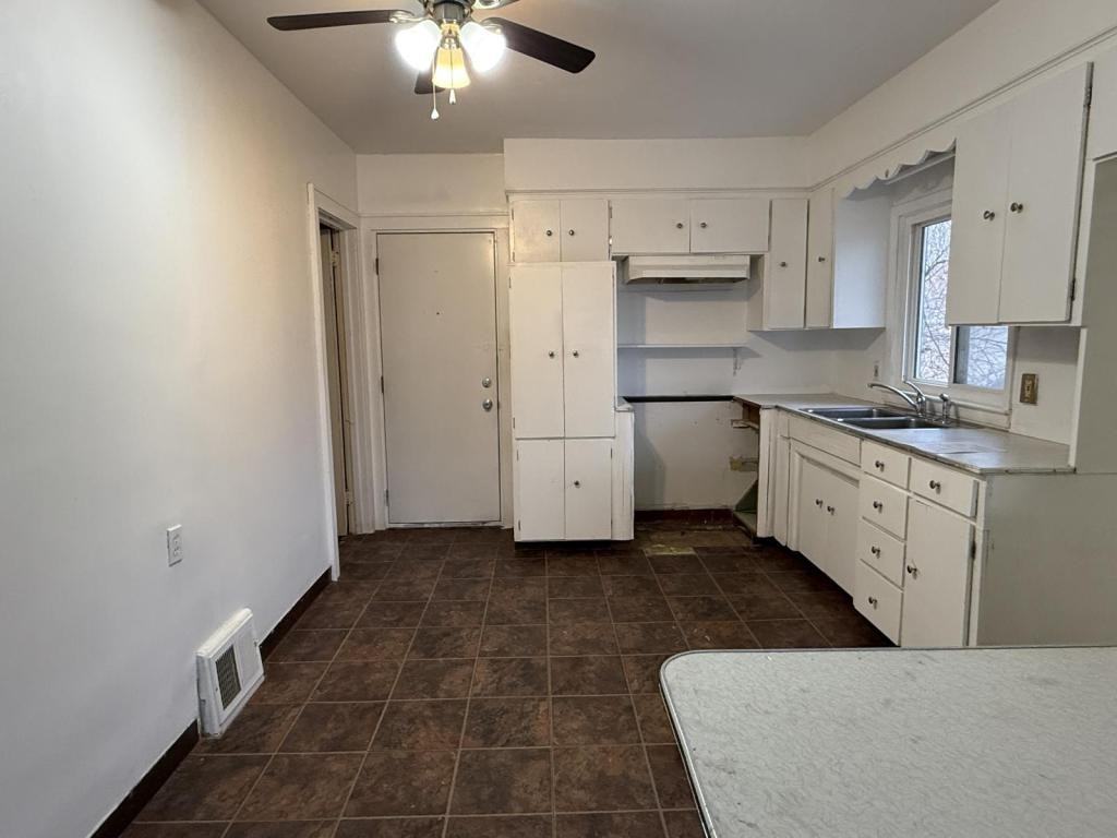 952 Markham St - Photo 5 of 12